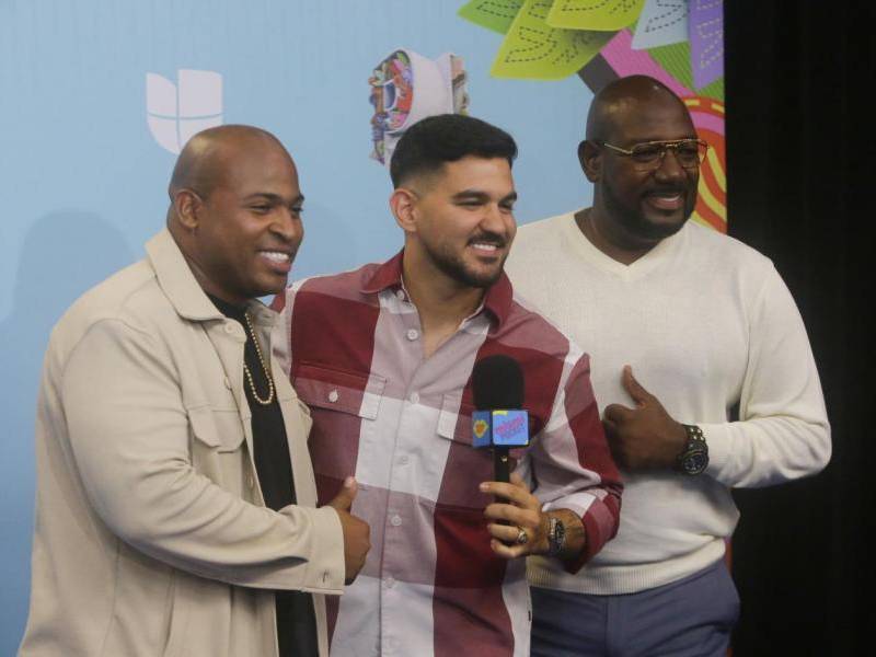 Integrantes del grupo Niche, Luis Araque, Alejandro Iñigo y Álex Torres hablan previo a los Premios Juventud este miércoles, en Ciudad de Panamá.