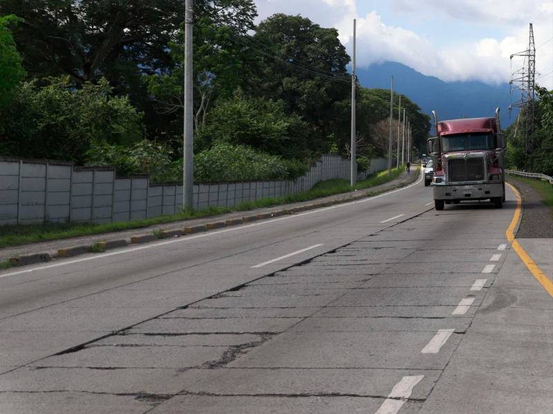 <b><span class=mln_uppercase_mln>Tráfico.</span></b> Al menos ocho mil carros de carga pesada circulan al día por el segundo anillo.<span class=mln_uppercase_mln> Foto: Melvin Cubas.</span>