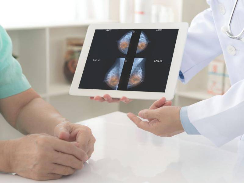 Existe una relación entre el consumo de las grasas de origen animal y el cáncer de mama: más de cinco ingestas de carne roja a la semana en la juventud se asocia con un aumento relativo de cáncer de mama de 1.22 en la premenopausia y posmenopausia, en comparación con la ingesta de aves de corral, pescados, legumbres y frutos secos.