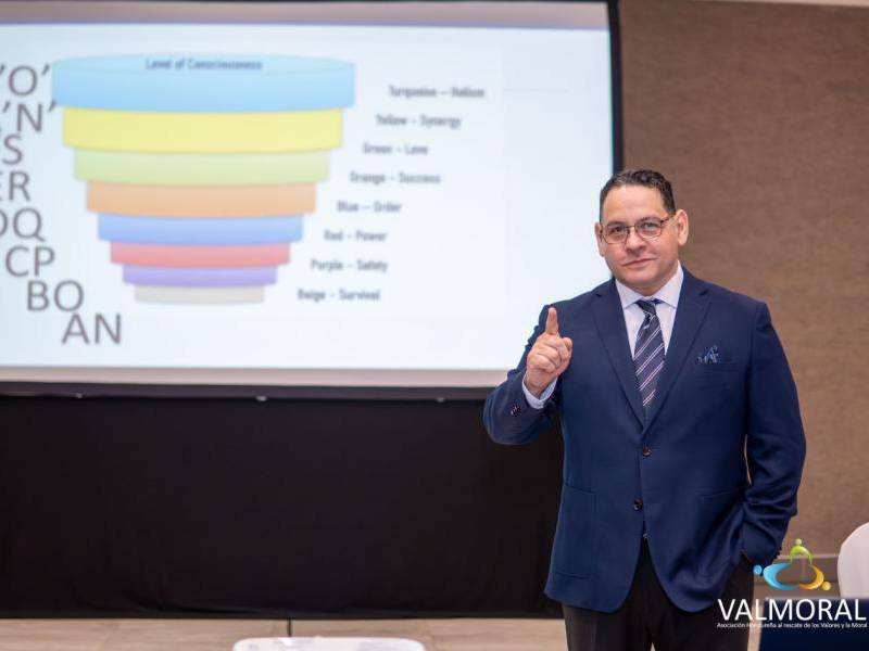 El expositor Nery López durante la impartición de su taller.