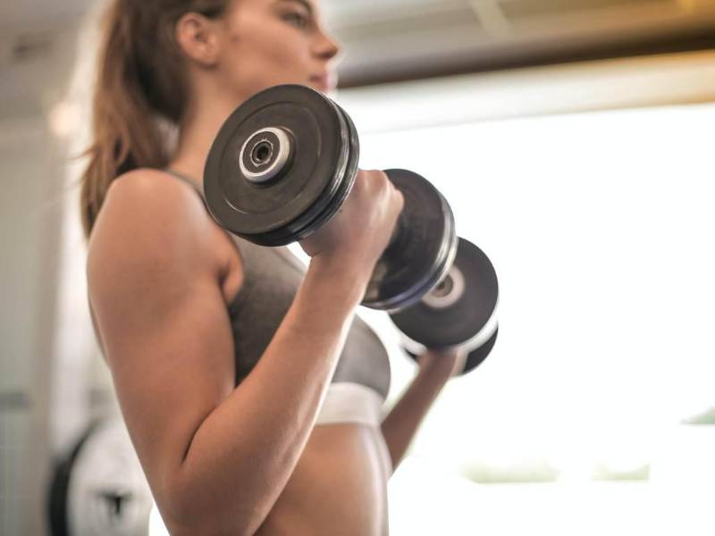 Algunos ejercicios indispensables para adelgazar los brazos