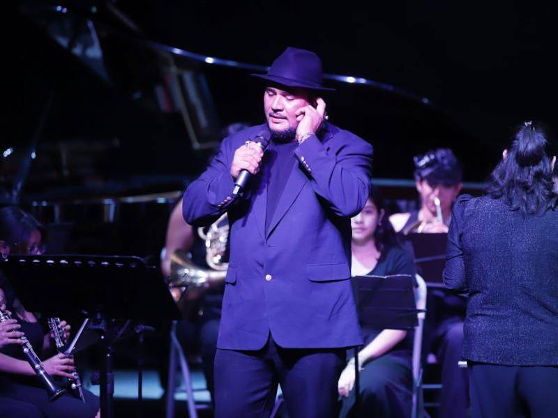El tenor Gustavo Barahona también se hizo presente con su potente voz.