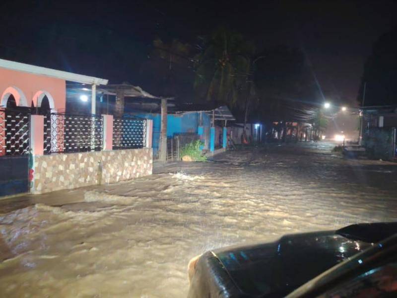 En Quimistán, Santa Bárbara, durante la tarde y noche de ayer miércoles, las lluvias dejaron inundaciones en viviendas y vías principales.