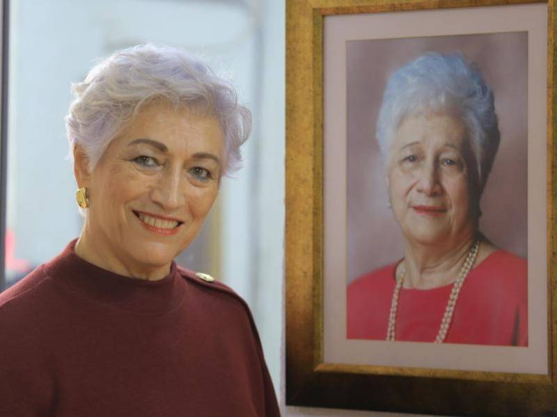 Ana Lucía Ruíz y una fotografía de su madre Rosario Chávez McNab de Ruiz (QDDG), fundadora de la Academia de Bellas Artes de San Pedro Sula.