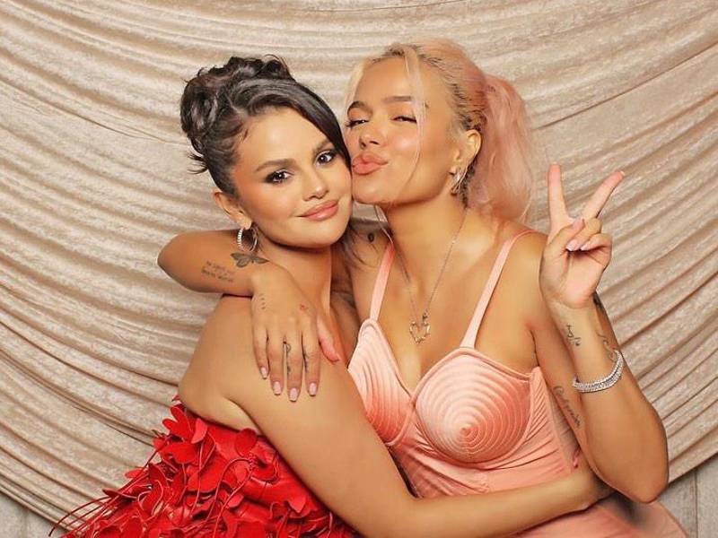 Selena Gómez y Karol G publicaron esta fotografía el año pasado en las que ambas se muestran muy contentas de conocerse, además, ambas utilizaron atuendos muy femeninos en rojo y rosa, muy propios de la moda “coquette”.