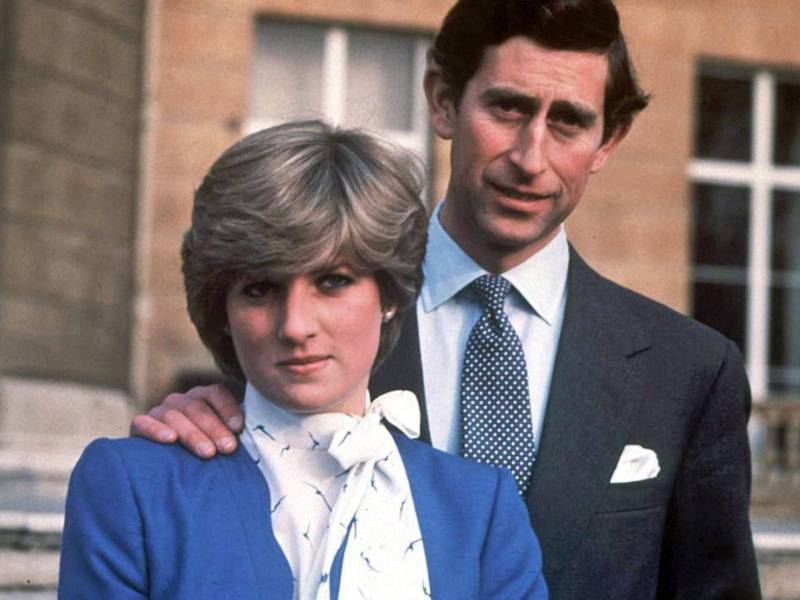 En 1981, el príncipe Carlos le propuso matrimonio y ella dijo que sí. El 24 de febrero, el Palacio de Buckingham anunció el compromiso.