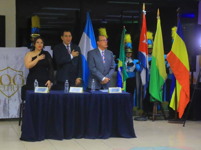 Katia Perdomo, Adrián A. Valladares y Renato Álvarez.