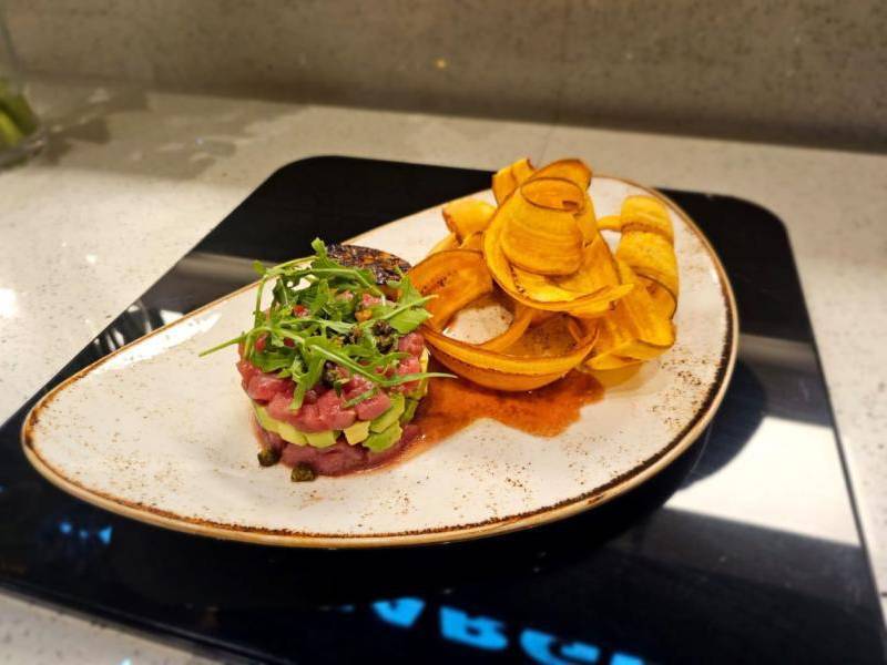 Este nuevo menú integra influencias mediterráneas y logra un equilibrio armonioso entre sabores intensos y composiciones delicadas.