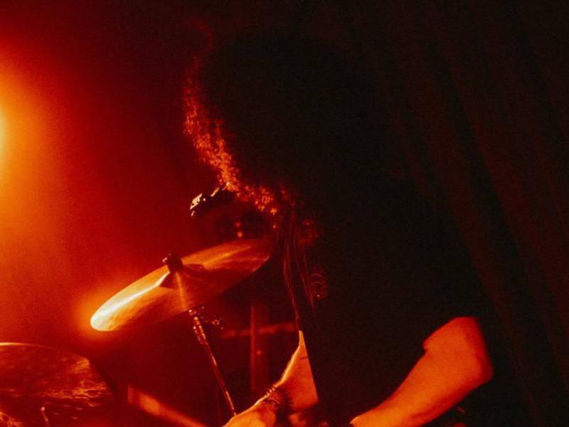 Vale Rosales, el baterista hondureño que conquistó un lugar en la música europea
