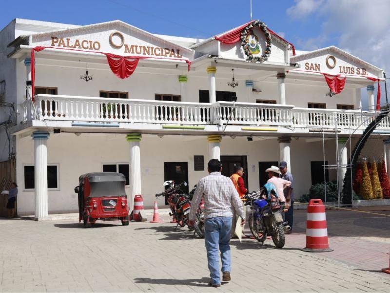 La alcaldía de San Luis fue el escenario, el domingo, de la toma de posesión de Ronmel Rivera.