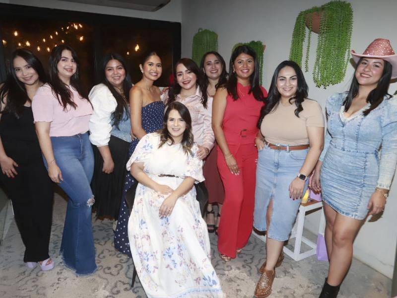 Gisselle Caballero y sus amigas disfrutaron en su celebración temática.