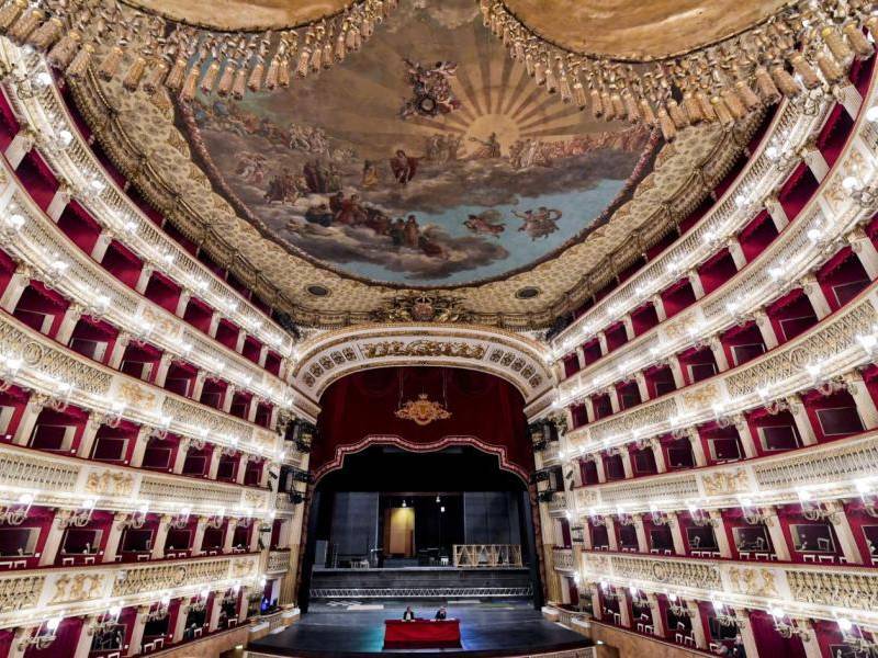 Teatro San Carlo di Nápoles, uno de los más antiguos y quizás el más bello del mundo, que abrió sus puertas en 1737, se levantó por encargo del entonces joven rey Carlos VII de Nápoles, -después Carlos III de España (1759-1788)- durante los 25 años que fue primero rey de Nápoles y de Sicilia.