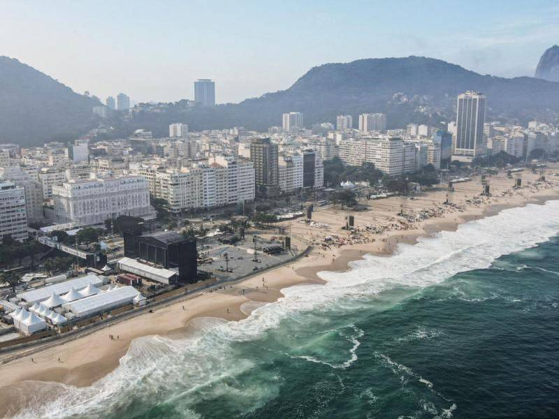 Fotografía aérea que muestra este miércoles el escenario del concierto gratuito que la cantante colombiana Shakira ofrecerá el próximo sábado 2 de mayo, en la playa de Copacabana, en Río de Janeiro, Brasil.