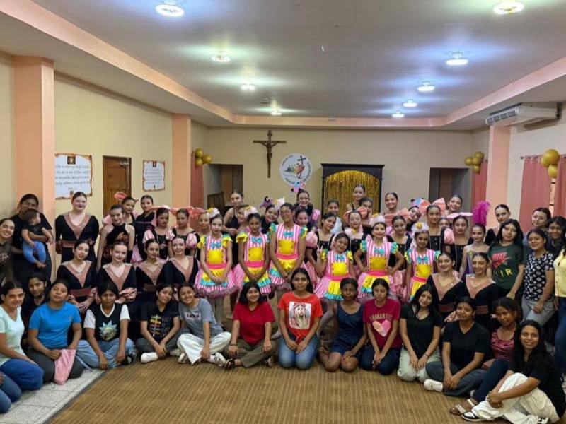 Niñas del Hogar San José junto a las niñas de la Academia Bellas Artes de SPS.