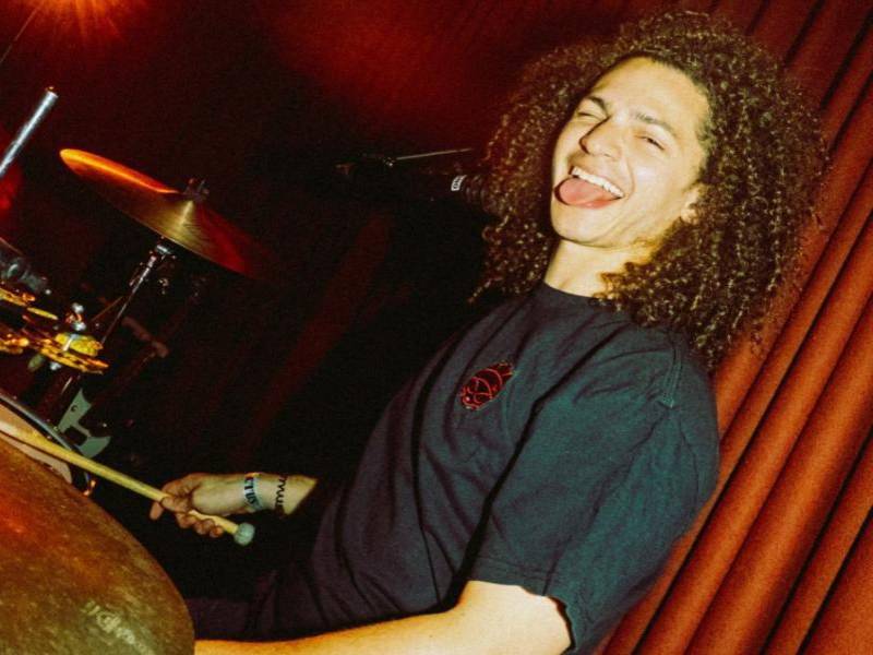 Vale Rosales, el baterista hondureño que conquistó un lugar en la música europea