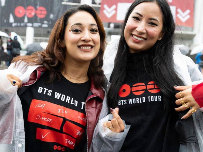 Dos fanáticas surcoreanas de BTS llegan para disfrutar del concierto en Goyang, Corea del Sur.