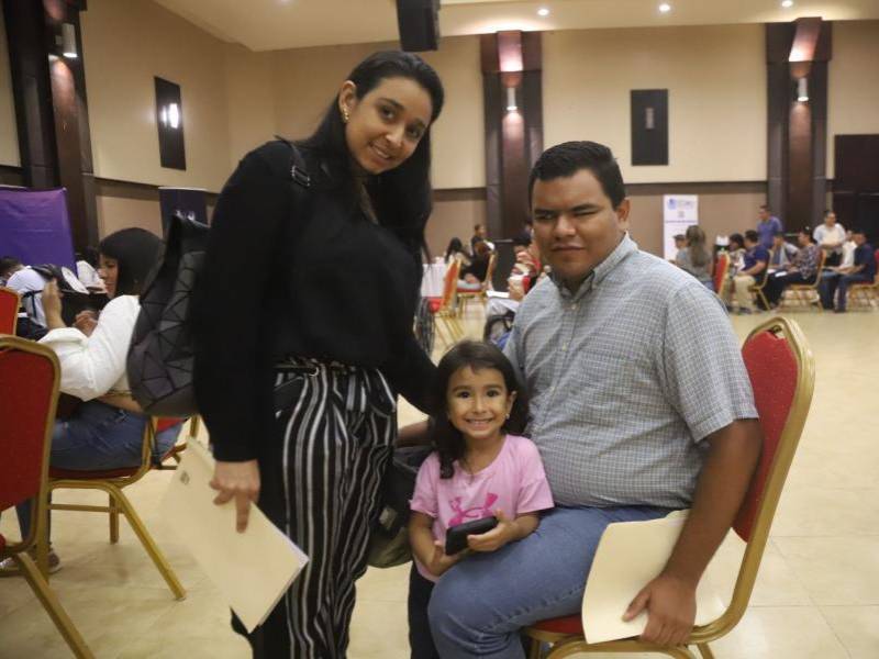 Walter Andrés Reyes, un ciudadano con discapacidad visual, asistió junto a su familia a la feria en busca de una oportunidad laboral.