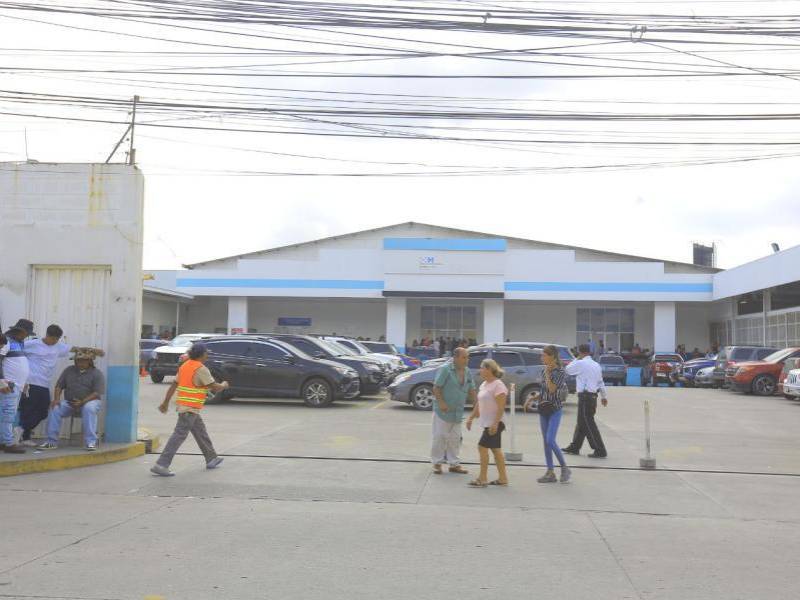 Desde las primeras horas de este martes, decenas de personas llegaron a la oficina del Instituto Nacional de Migración en San Pedro Sula para tramitar o renovar su pasaporte, pero se encontraron con el sistema caído, lo que paralizó la atención y generó largas esperas.