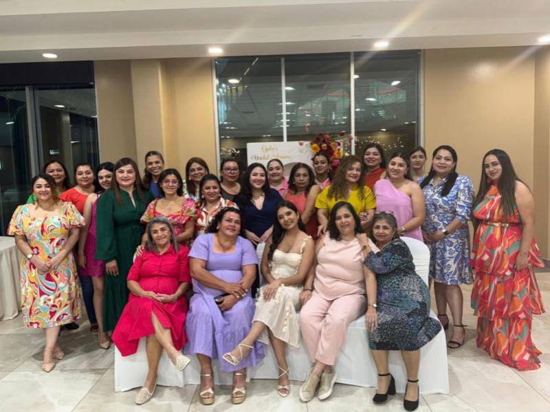 Familiares y amistades de Gabriela posan junto a ella, en una fotografía para el recuerdo.