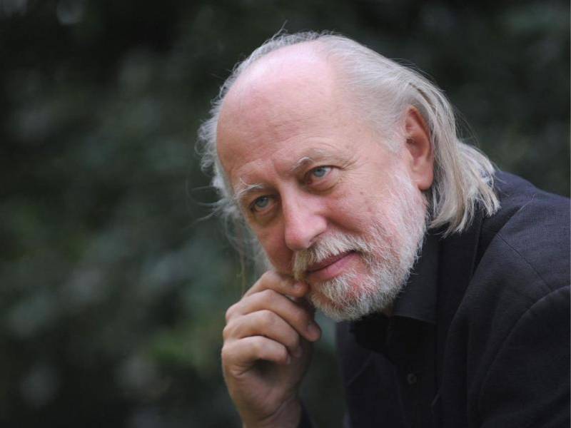 Una foto tomada el 11 de julio de 2012 muestra al escritor húngaro Laszlo Krasznahorkai en su hogar en Pilisszentivan, a 20 km al norte de Budapest, Hungría.