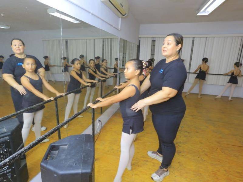 Asimismo con las bailarinas, quienes perfeccionan sus movimientos con ayuda de los maestros.
