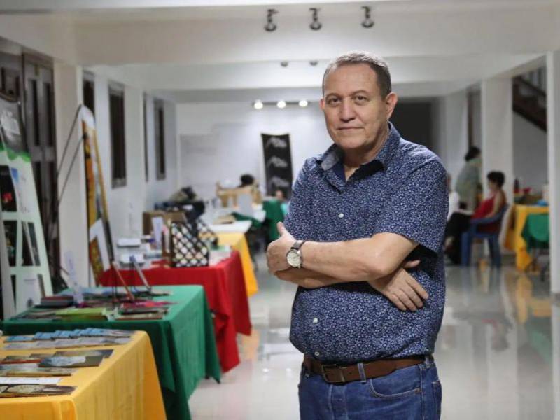 El poeta Marco Antonio Madrid, en una fotografía de archivo. Ha publicado su poesía en periódicos y revistas literarias del país. Asimismo, su trabajo poético ha sido citado en antologías centroamericanas e hispanoamericanas.