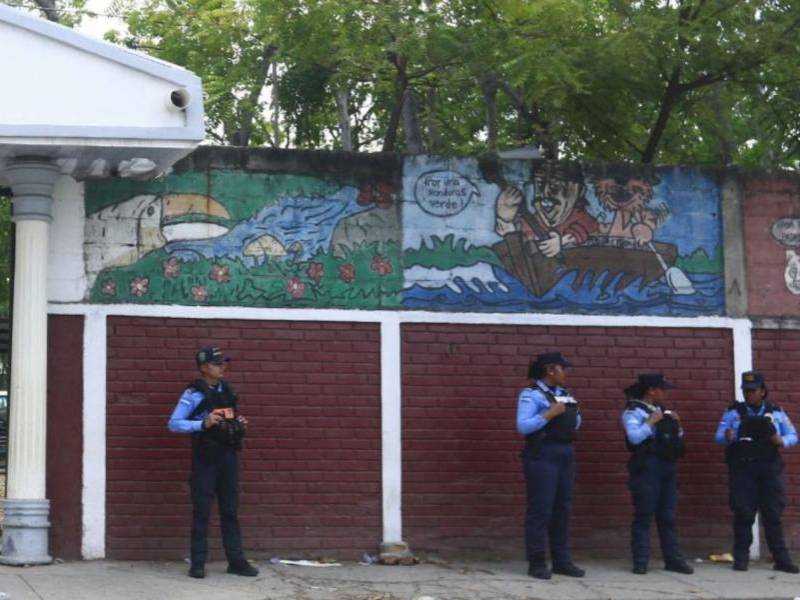 Durante junio y julio se mantuvo vigilancia en distintos centros educativos; sin embargo, no todos cuentan con presencia policial permanente. Autoridades educativas manifiesta que deberia de darse la creación de una Policía Escolar para reforzar la seguridad.