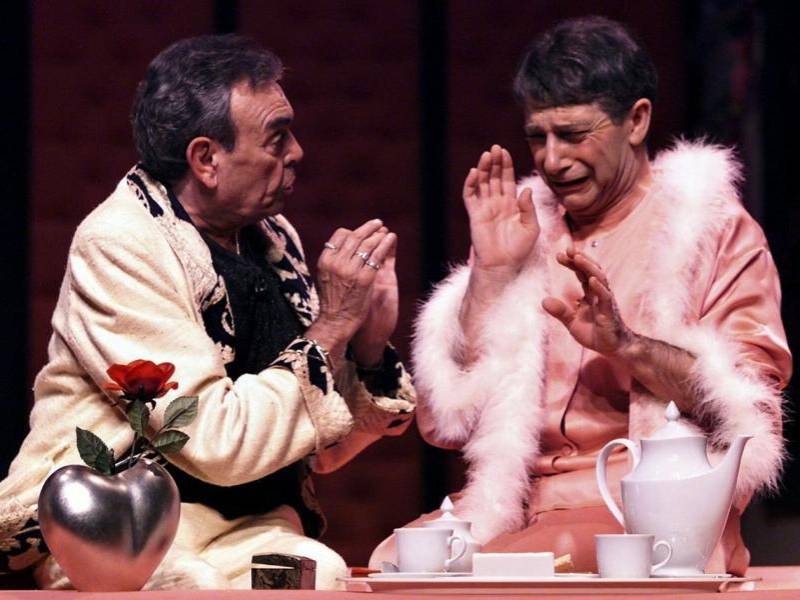 Los actores Paco Moran (i) y Joan Pera (d), durante el ensayo de su obra teatral La Jaula de las Locas, en el Teatro Condal de Barcelona.