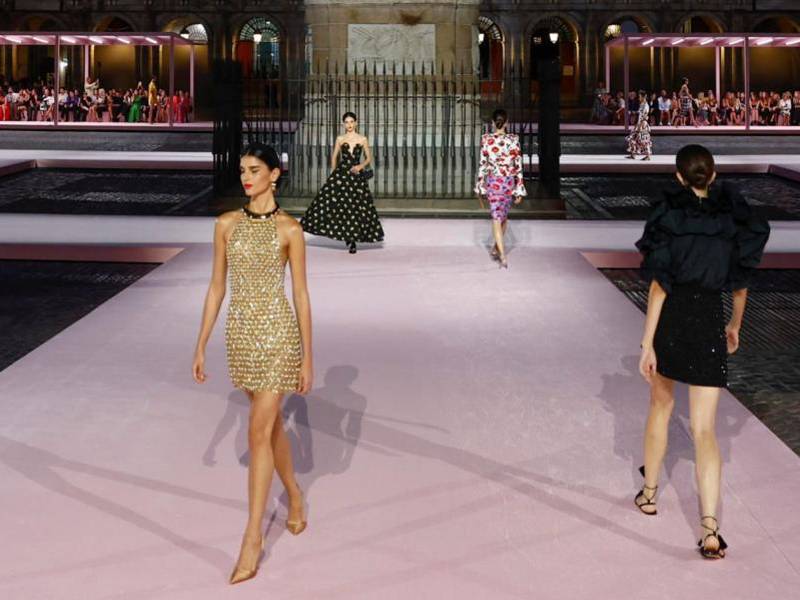 Madrid, una ciudad con un histórico simbolismo cultural fue la sede del desfile de Carolina Herrera, que tuvo lugar en la Plaza Mayor de Madrid.