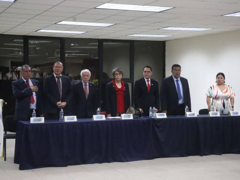 La mesa principal estuvo conformada por personalidades de la comunicación y la embajadora de Brasil, Andrea Watson.