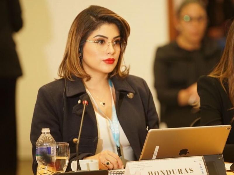 Redondo y su pareja festejan tras cerrar sesión del Congreso Nacional