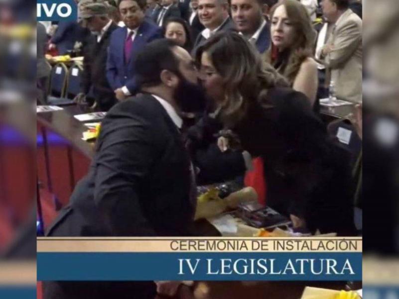 Redondo y su pareja festejan tras cerrar sesión del Congreso Nacional
