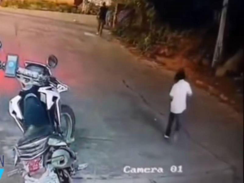 El pequeño Jhonny ni sospechaba que su asesino lo vigilaba hasta en la escuela