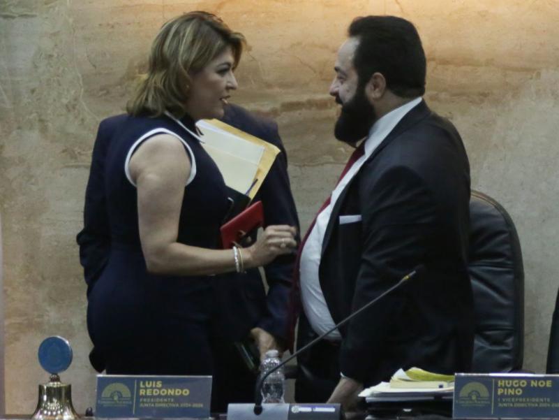 Redondo y su pareja festejan tras cerrar sesión del Congreso Nacional