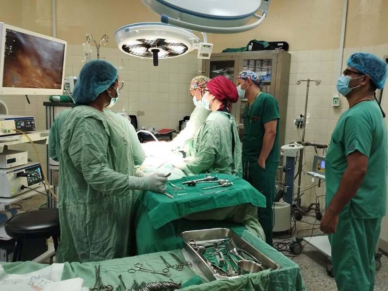 Personal médico realiza una cirugía en uno de los quirófanos de la red pública de salud, como parte de las acciones para reducir la mora quirúrgica.