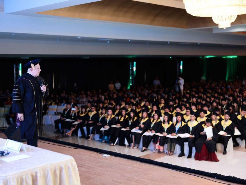 El presidente de la UTH, Lic. Roger D. Valladares, comparte un mensaje de inspiración con los nuevos profesionales.