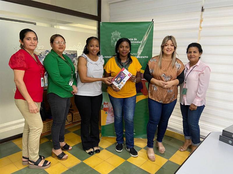 Los talleres abarcan temas clave como el uso de herramientas digitales, estrategias de marketing en redes sociales y gestión financiera básica.