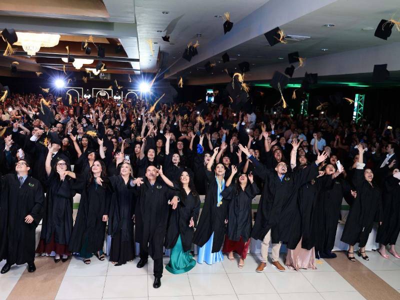 Graduandos celebran su logro junto a autoridades que respaldan su formación y crecimiento.