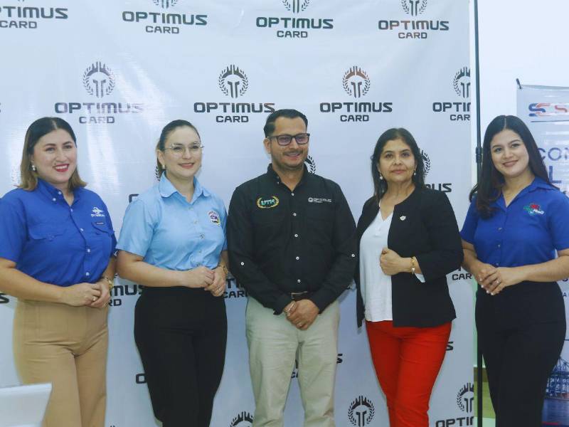 Representantes de las diferentes marcas de Grupo Inversa durante el evento de firma de convenio.