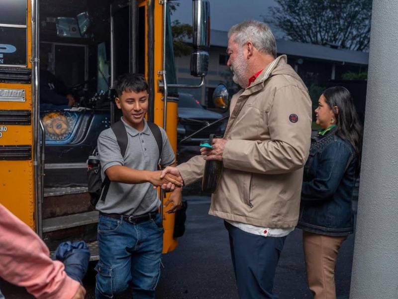 El alcalde Roberto Contreras recibió uno a uno a los estudiantes que reciben una beca completa para prepararse en la carrera técnica.
