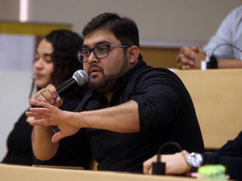 Yoni Bustillo, periodista de El Heraldo Plus, participando durante el conversatorio.