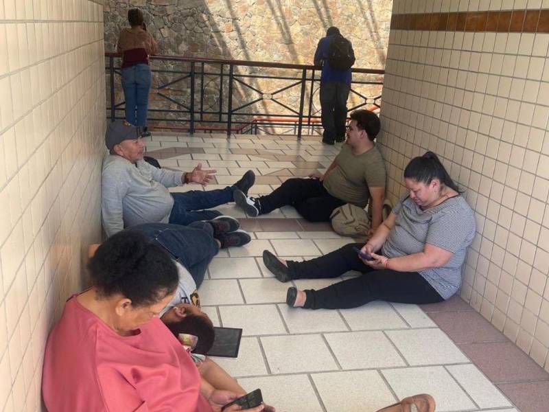 LA PRENSA constató la realidad del grupo de empleados que permanecen desde hace meses de pie o sentados en un pasillo del edificio Gran Vía a la espera de ser reintegrados pese a una orden judicial.