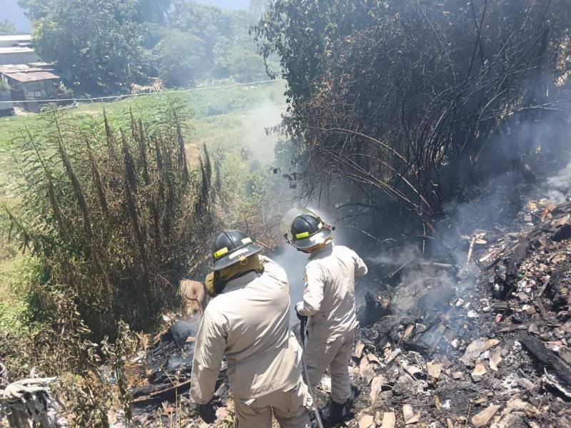Los apagafuegos han atendido decenas de quemas en basureros y han aumentado por los problemas en la recolección de desechos.