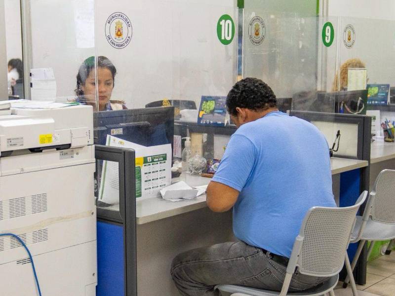 Si no quiere realizar los trámites en línea, puede acudir a las oficinas ubicadas en los bajos del centro comercial Galerías del Valle.