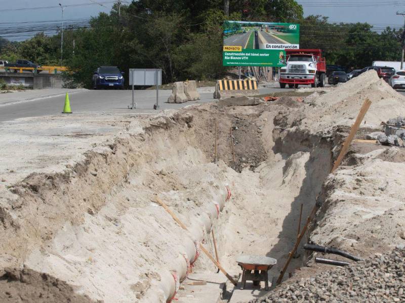 La constructora comenzó a trabajar en la mediana del bulevar, pero aún hay paso para los carros.