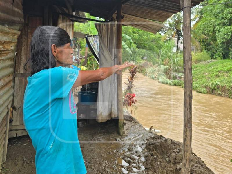 Los vecinos de la comunidad Los Naranjos, Santa Cruz de Yojoa, Cortés, fueron sorprendidos por el desbordamiento del río Helado, que provocó una inundación luego de las fuertes lluvias registradas desde la noche del martes.