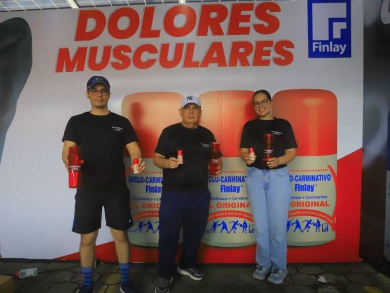 El equipo de Mercadeo de Laboratorios Finlay liderado por el doctor Richard Zablah, en la estación de rehabilitación en la Media Maratón.