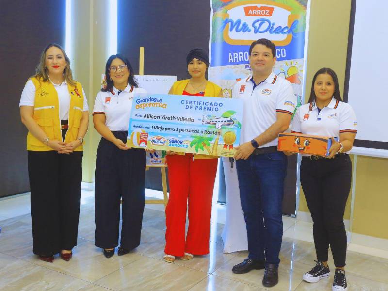 Momento de la premiación a la ganadora del concurso de dibujo.