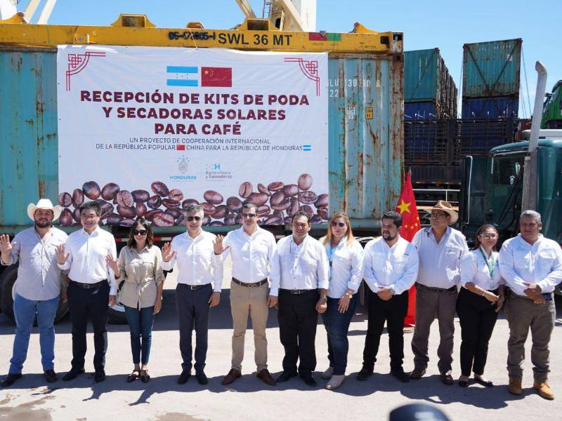 Autoridades de la SAG y representantes de China durante la entrega del equipo agrícola en San Lorenzo.
