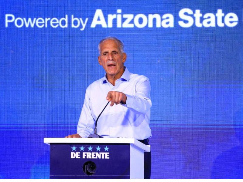 Nasry Asfura (Partido Nacional) durante su intervención, resaltando la atracción de inversión nacional y extranjera como base para el desarrollo económico y la generación de empleo.